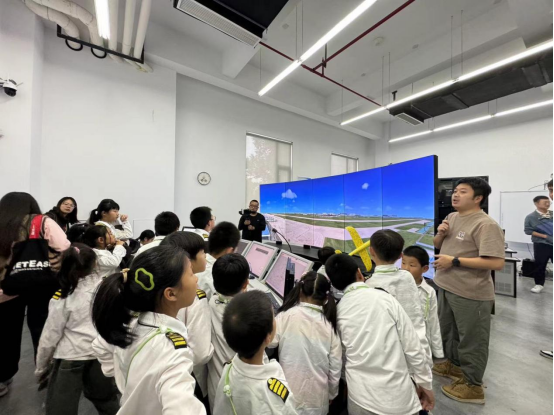 網易杭州公司家(jiā)屬子(zǐ)女(nǚ)走進浙江航空(kōng)産學研基地(dì)研學之旅——福狸研學營